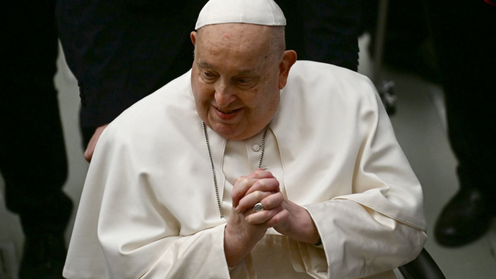 Papa Francesco. «Non è fuori pericolo. C'è timore che i germi vadano nel sangue»