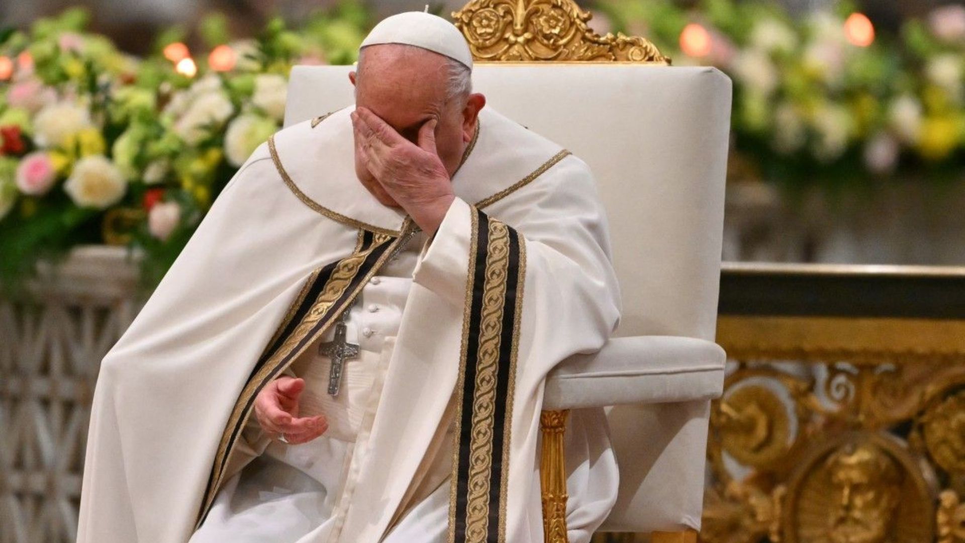 Sopresa per il Papa in ospedale. Francesco festeggia i dodici anni di pontificato con i medici 