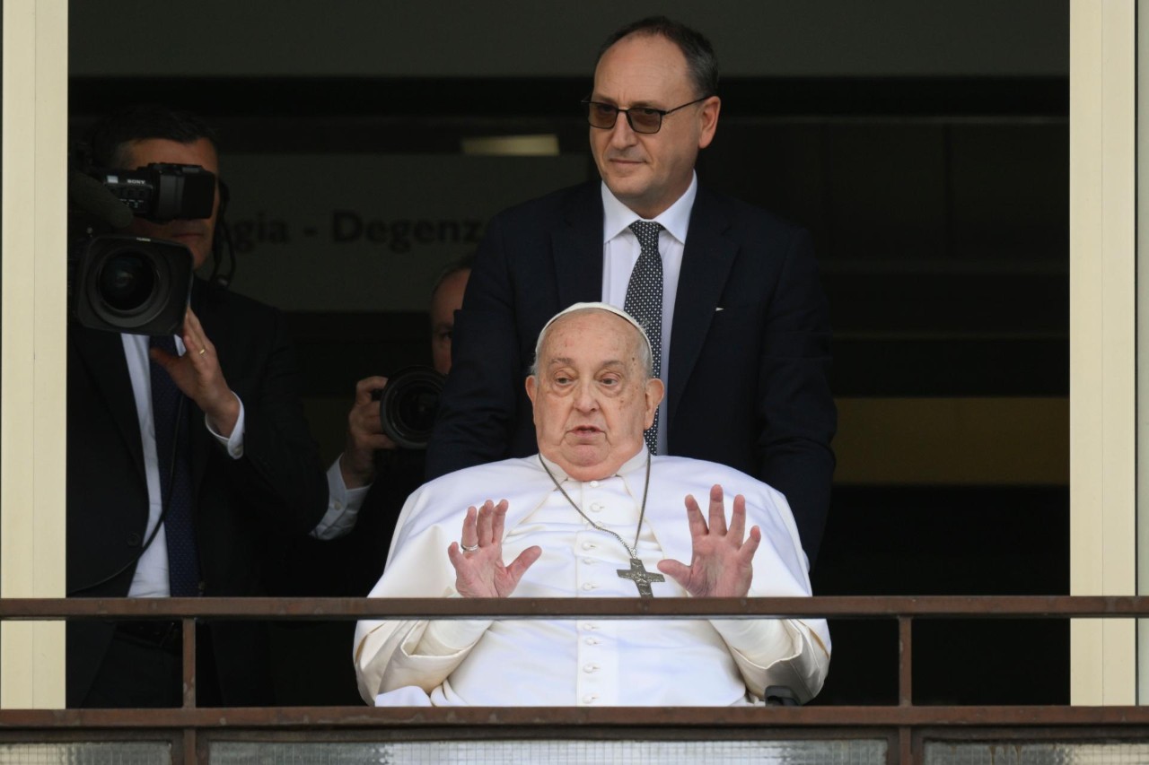 Papa Francesco si mostra dopo 37 giorni. «Grazie a tutti» ha detto