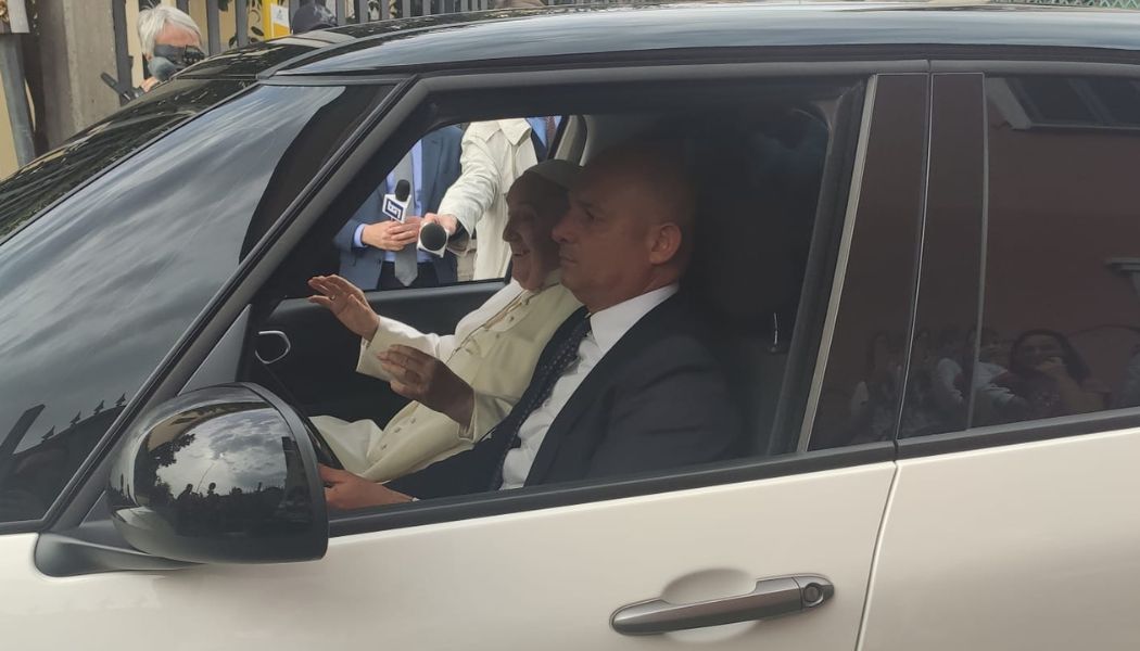 Papa Francesco a sorpresa alla Borghesiana. Incontro con i bambini del catechismo