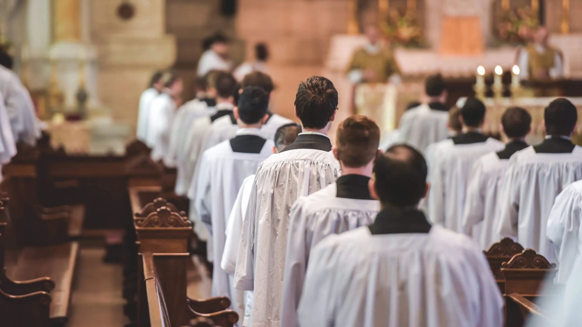 Dalle streghe di Salem ai sacerdoti di oggi: il pericolo dei processi sommari
