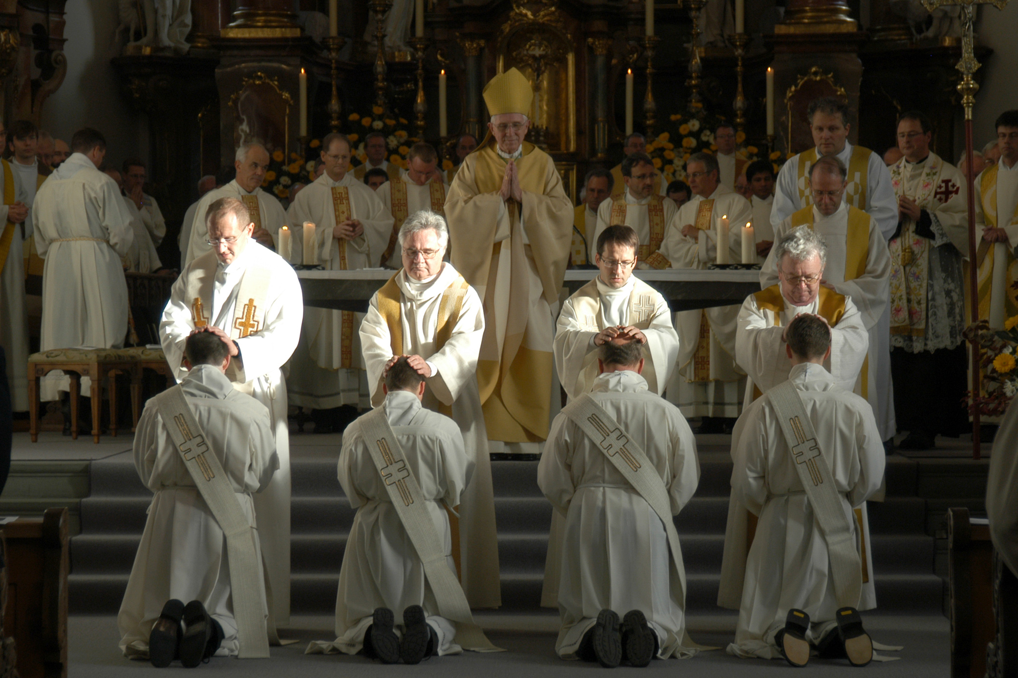 Il ministero senza umanità: la ferita che la Chiesa non osa nominare