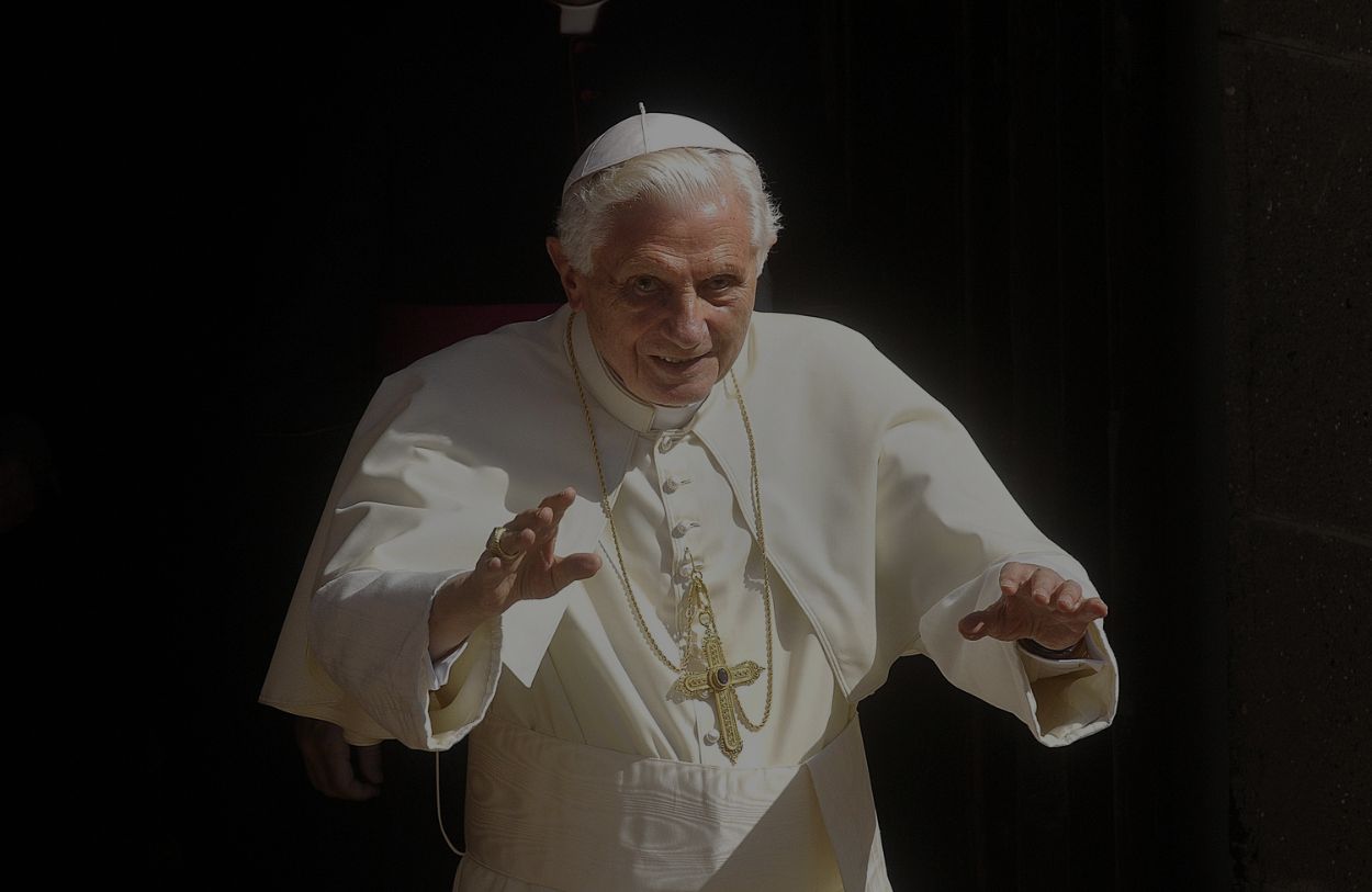 L'ultimo saluto a Benedetto XVI