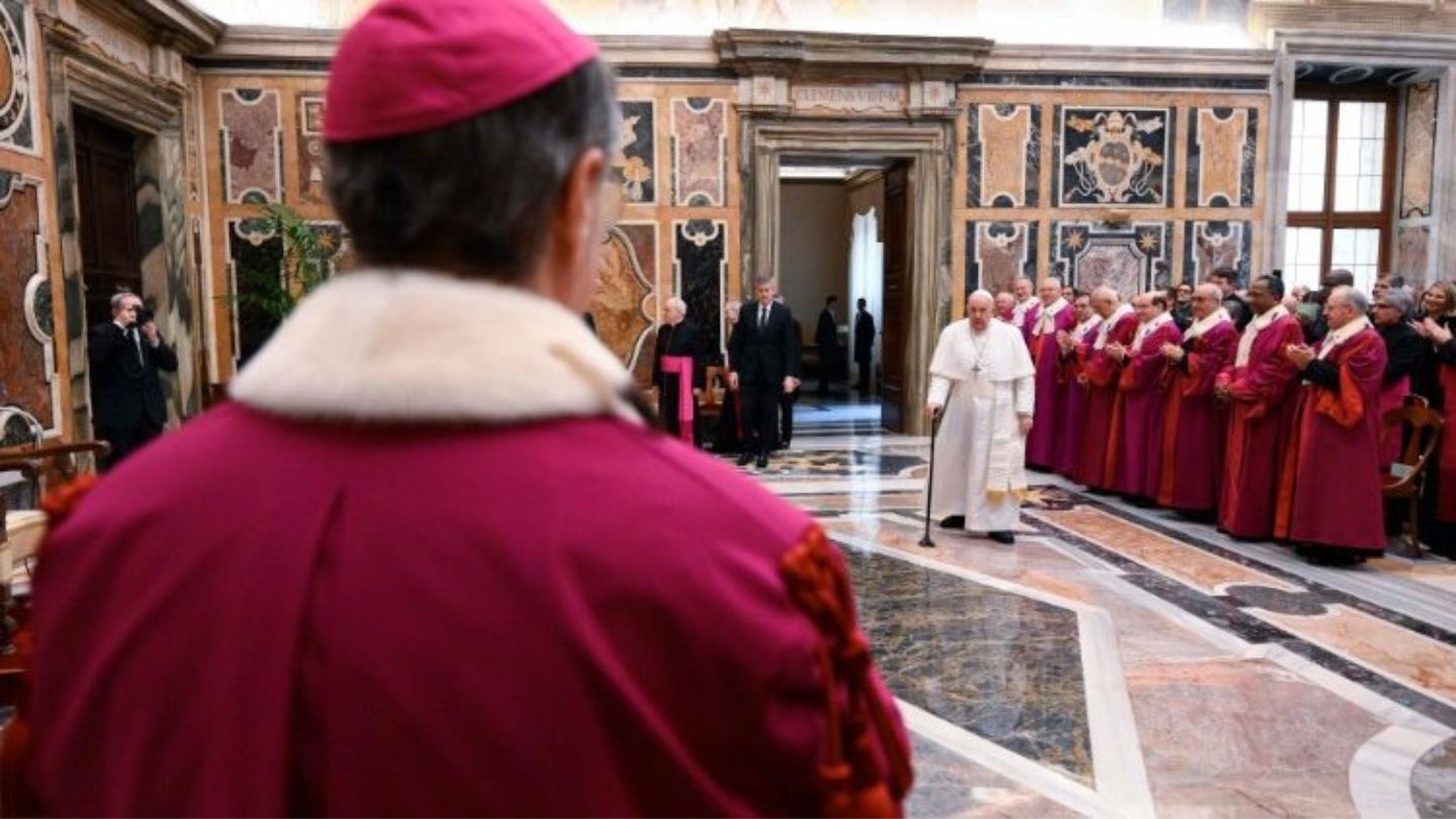 Papa Francesco alla Rota Romana: «Il discernimento si fa in ginocchio»
