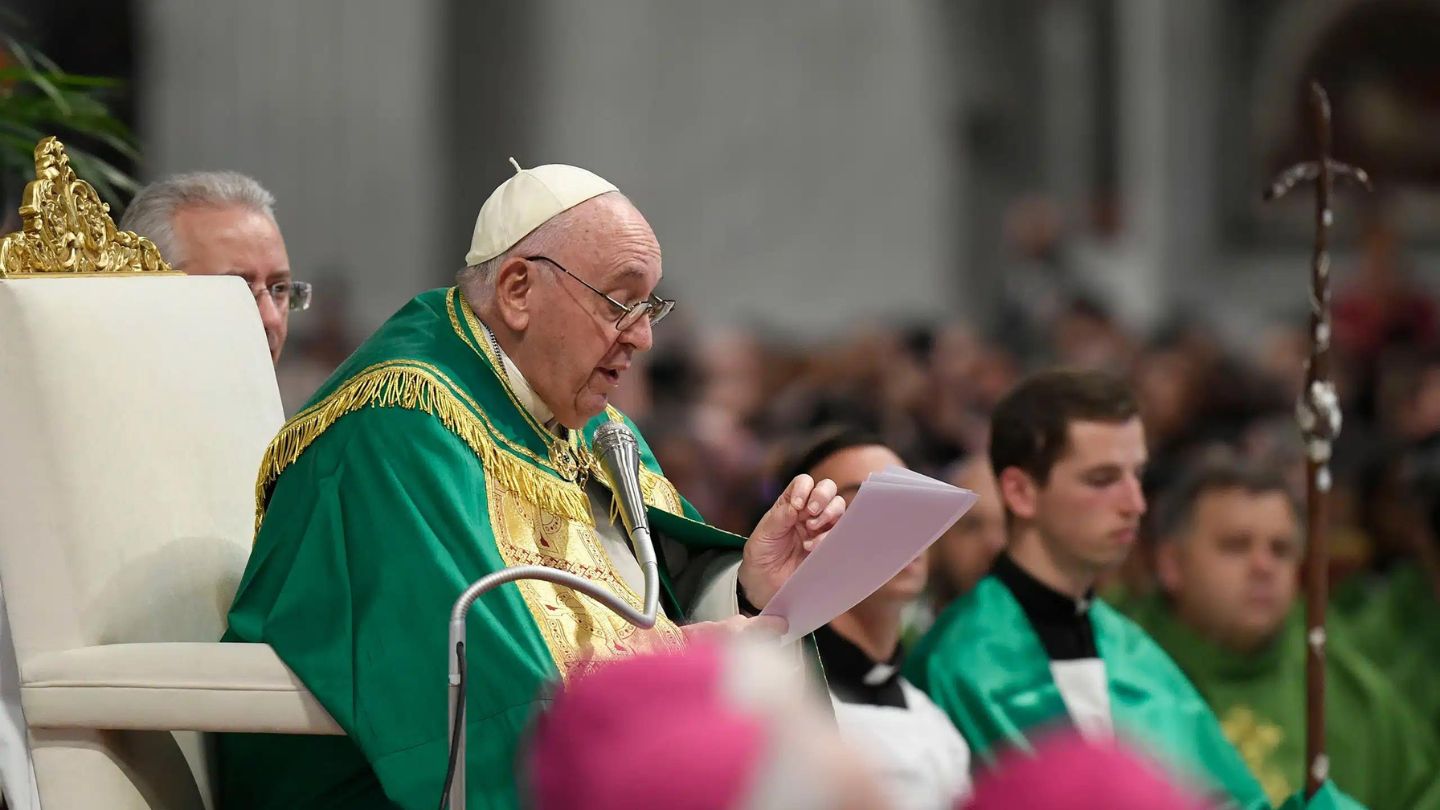 Papa Francesco: "in tutte le diocesi, in tutte le parrocchie, torniamo all'adorazione"