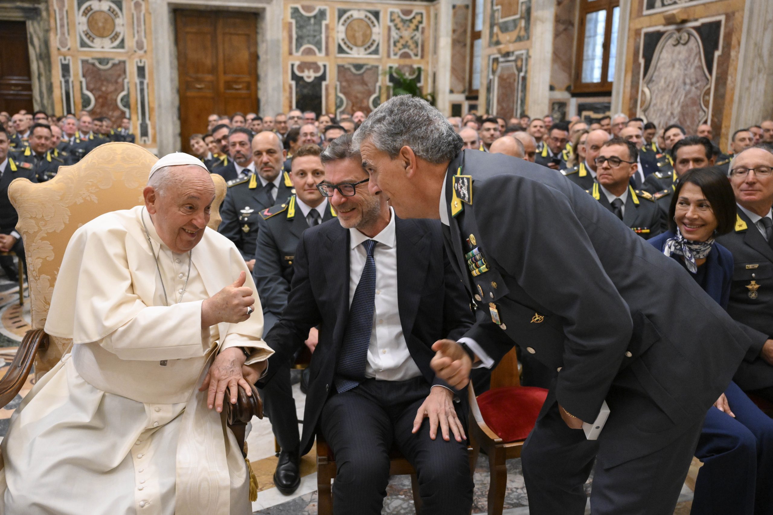 Appuntato ad honorem. L'ultima follia della Guardia di Finanza a favore di Papa Francesco 