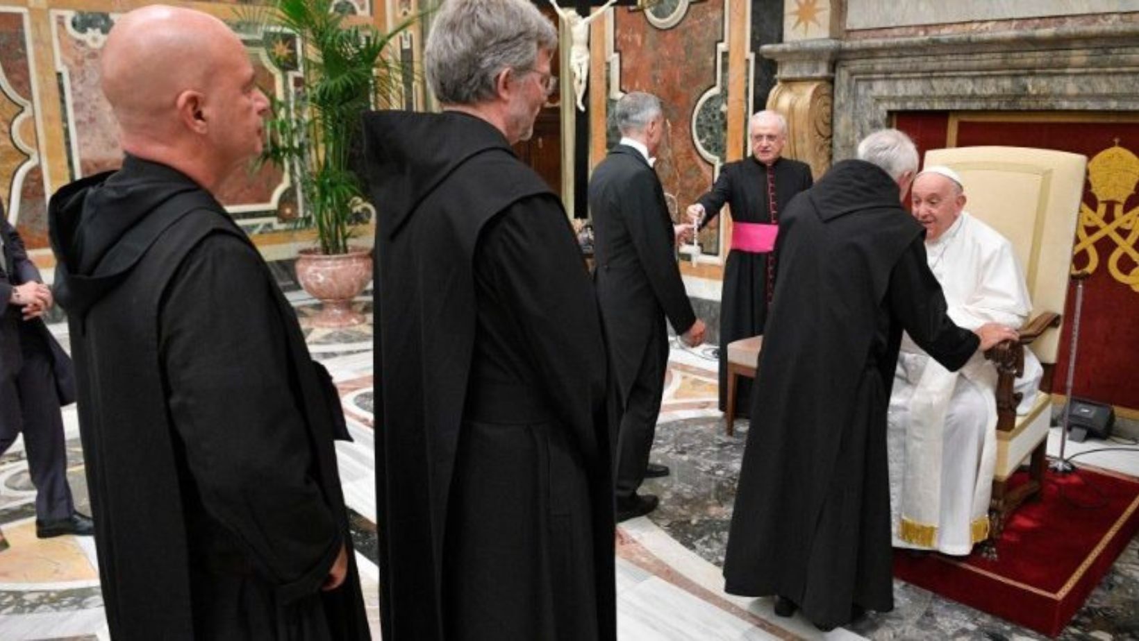 Papa Francesco agli oblati benedettini: "non c’è bisogno di cristiani che puntano il dito, ma di testimoni appassionati che irradiano il Vangelo"