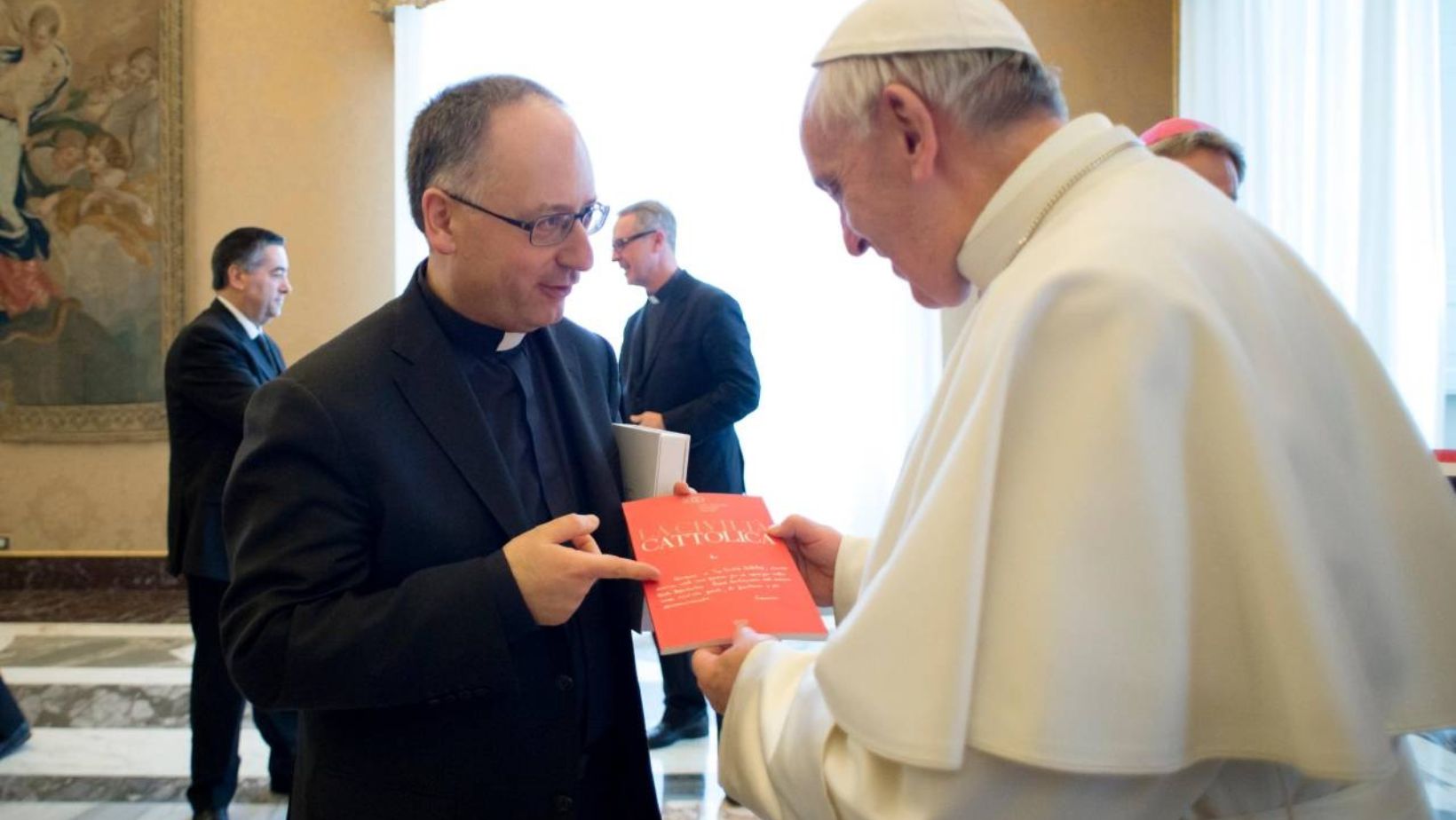 Gli sproloqui di Fernández. Spadaro approda in Vaticano senza zucchetto