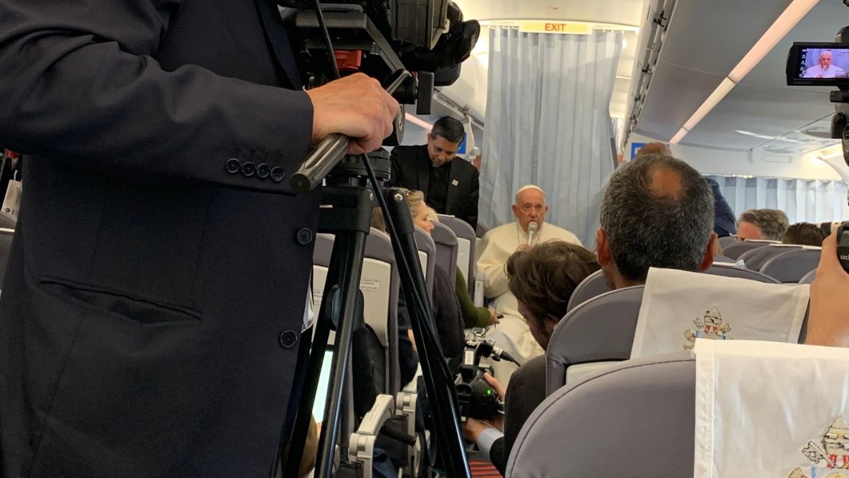 Conferenza stampa sul volo di ritorno da Budapest