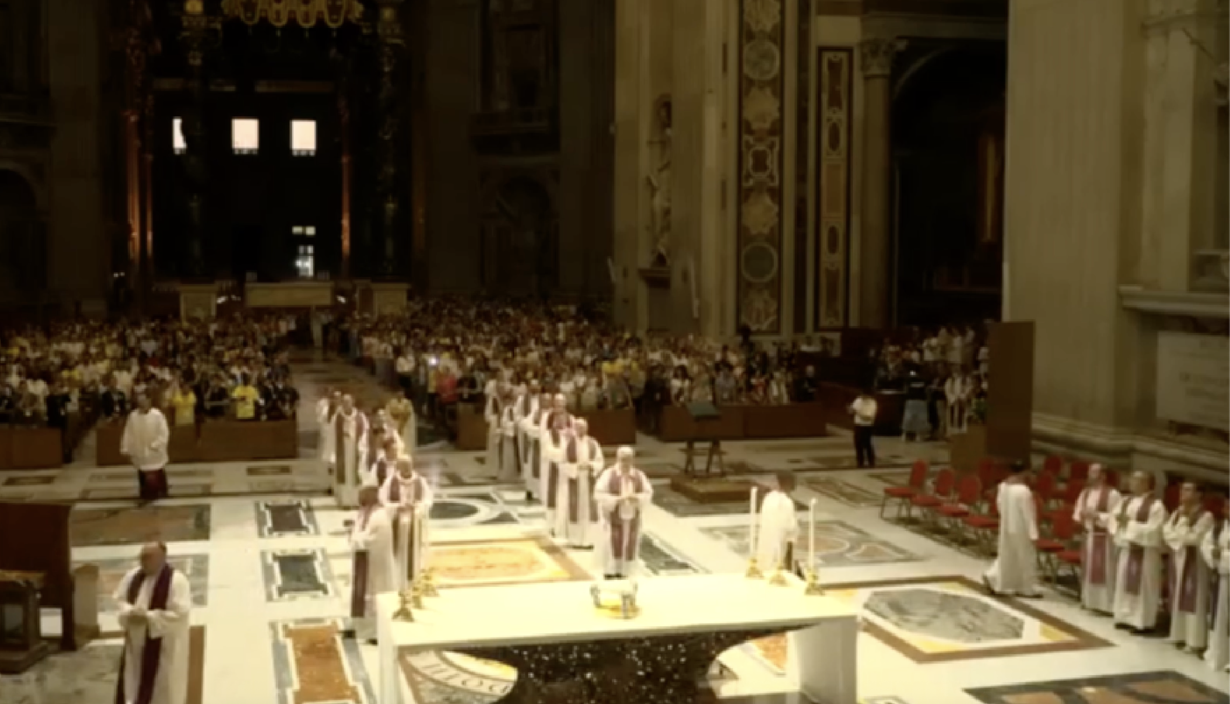 Da San Pietro a San Palcoscenico: cerimonieri in vetrina e Gambetti in regia