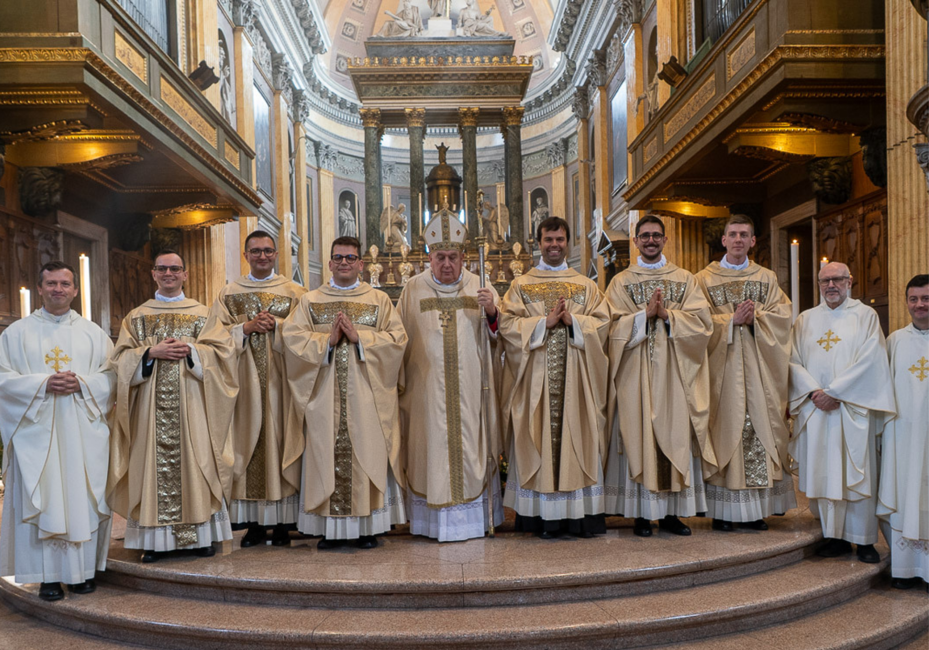 Novara. Mons. Brambilla ordine sei presbiteri e mette in guardia: «Non basta animare durante i Grest, ma bisogna far crescere nell’umanità e nella spiritualità»