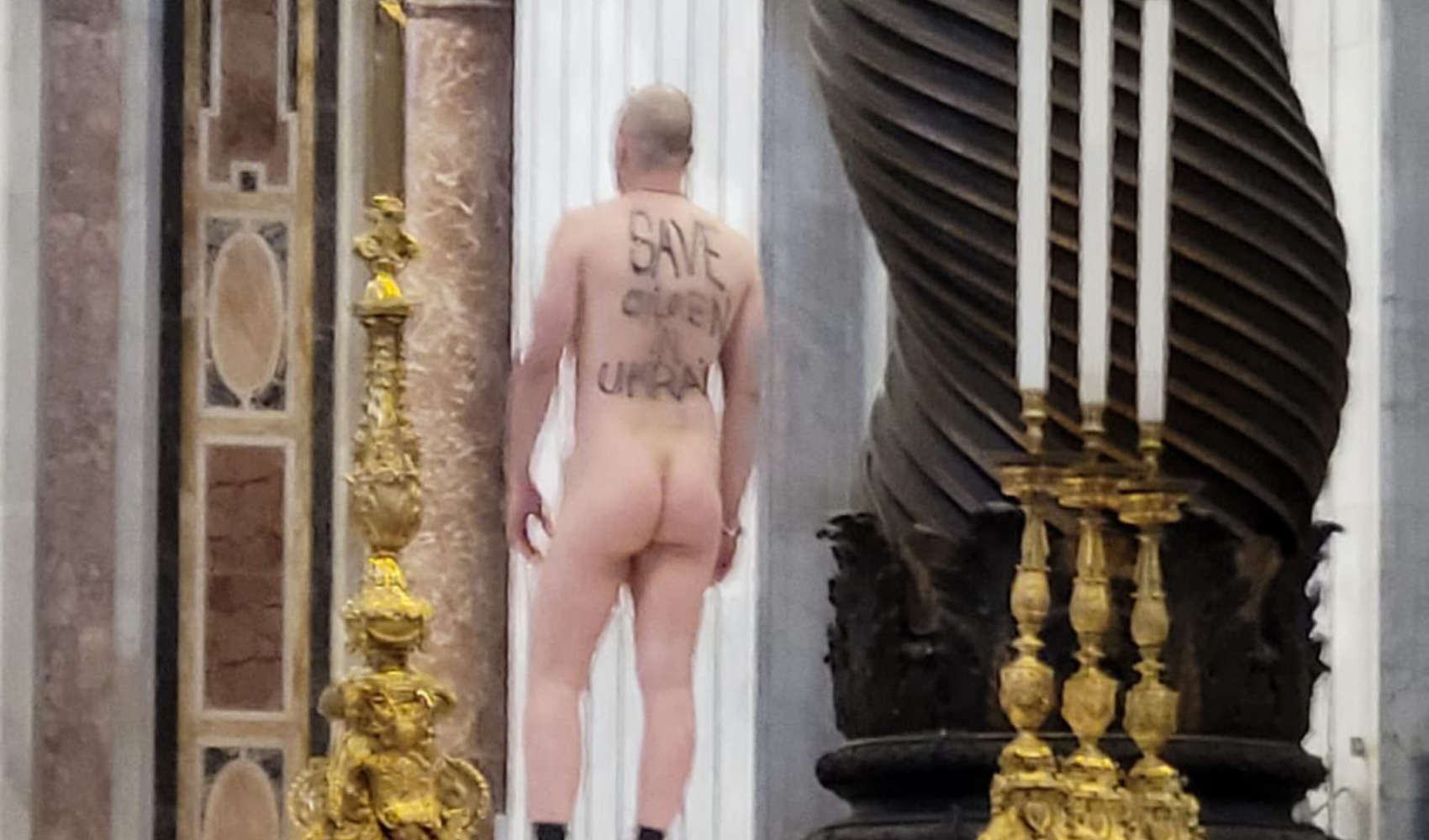 Shock in St. Peter's Basilica: A man jumped, naked, onto the altar