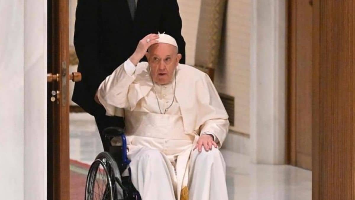 Papa Francesco «in miglioramento». I medici: «sospesa la ventilazione meccanica»