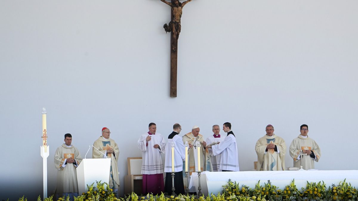 Papa Francesco in Ungheria: "lasciamo entrare nel cuore il Signore della vita"
