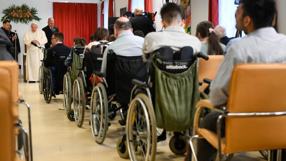 "No alla peste dell'indifferenza "- Papa Francesco incontra i poveri e i rifugiati