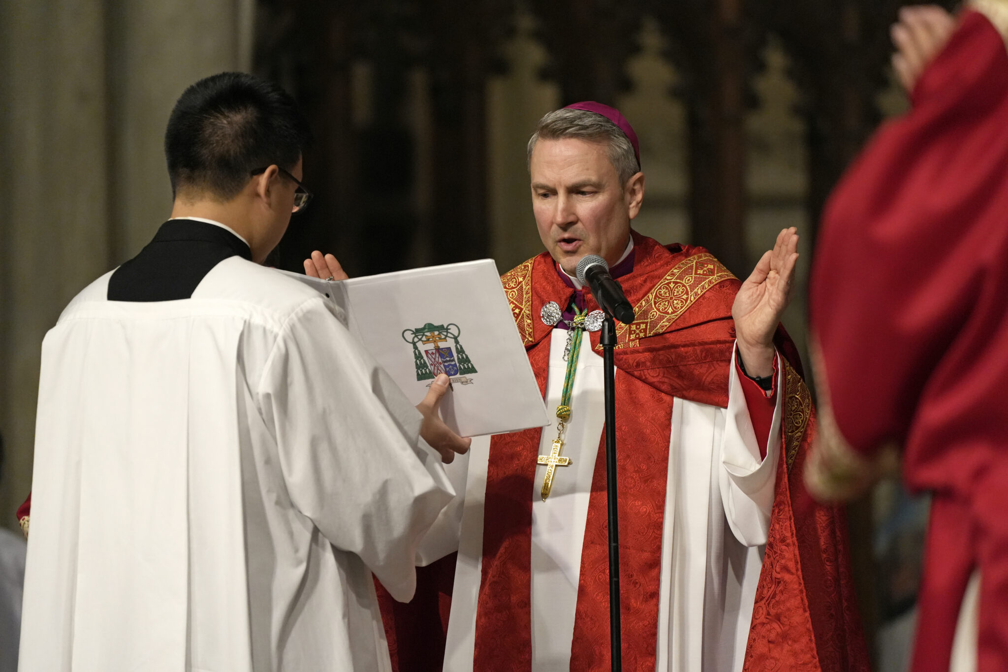 New York. La prima consegna di Mons. Hicks: «Confidando in Lui, terrà anche noi»