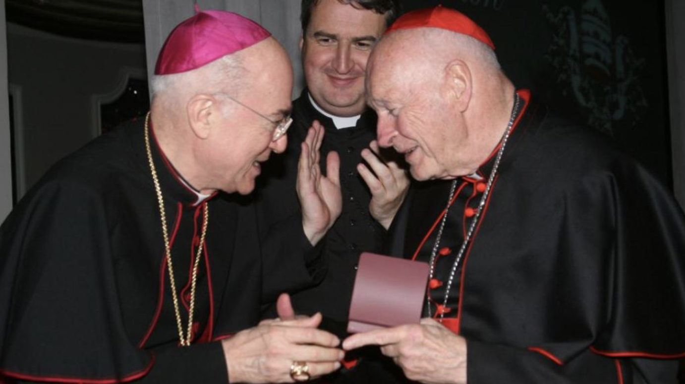 Viganò è scomunicato. Lo ha dichiarato l'ex Sant'Uffizio con decreto 