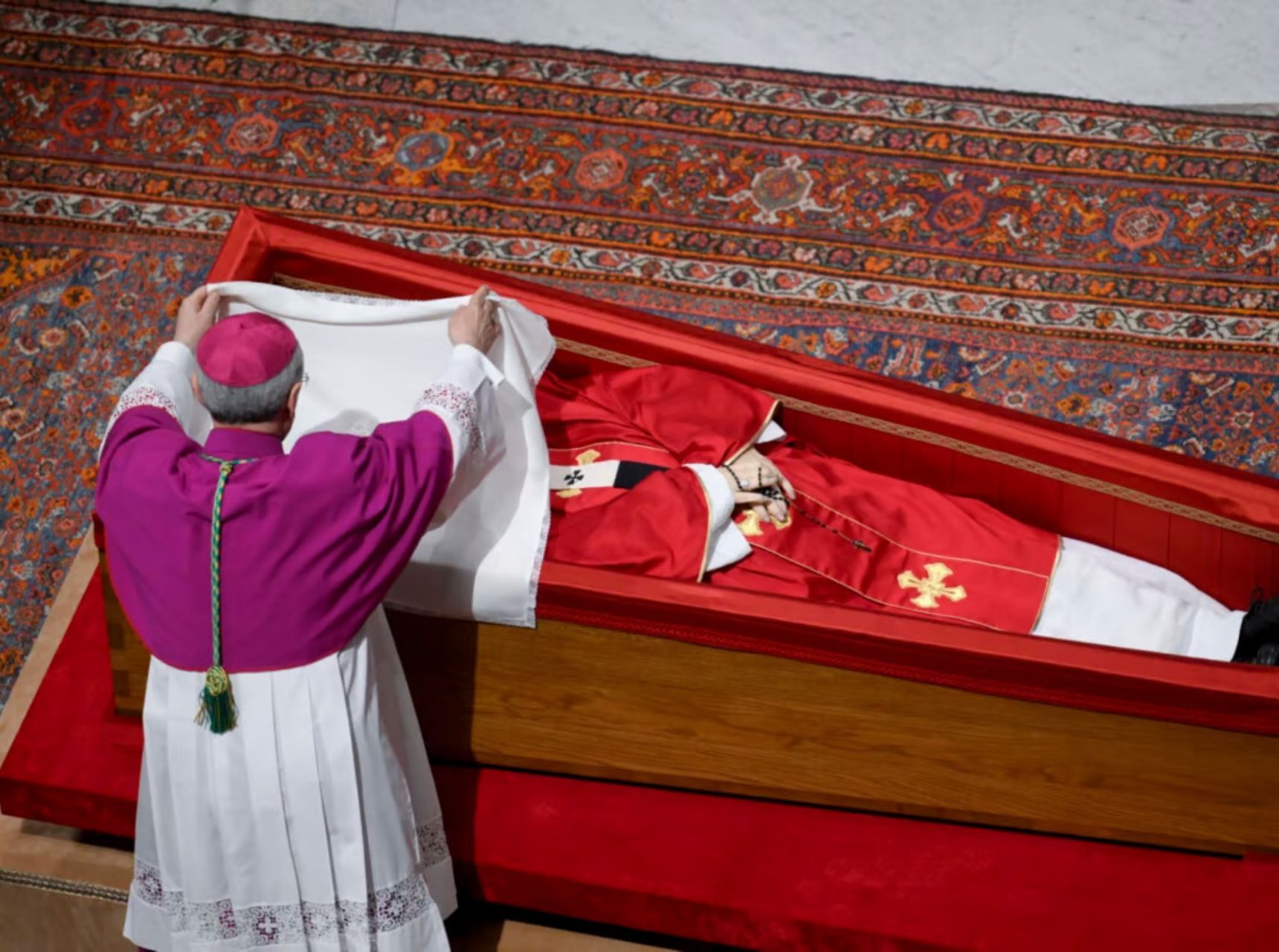 Requiem aeternam al latino: Ravelli e l’ultimo saluto alla grammatica