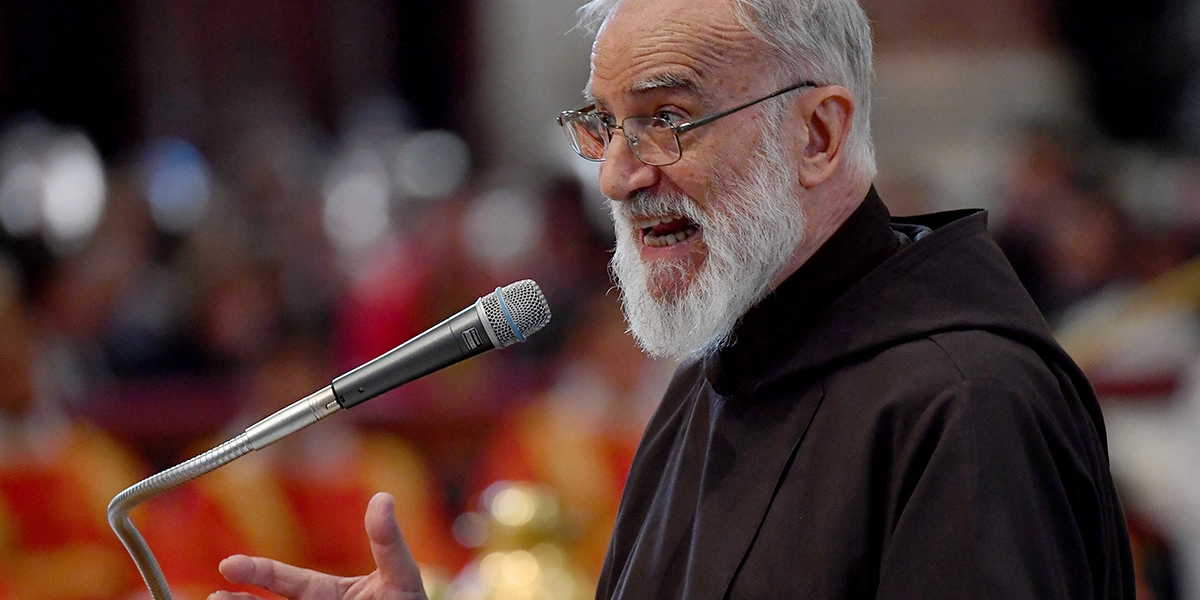 Cantalamessa: "la presenza di Cristo nell'Eucarestia non avviene senza la Chiesa"