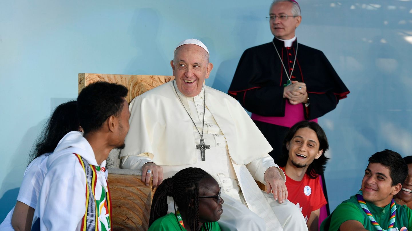 GMG 2023. Il Papa accolto dai giovani. "C’è una felicità che Gesù ha preparato per voi: non passa dall’accumulare cose, ma dal mettere in gioco la vita"