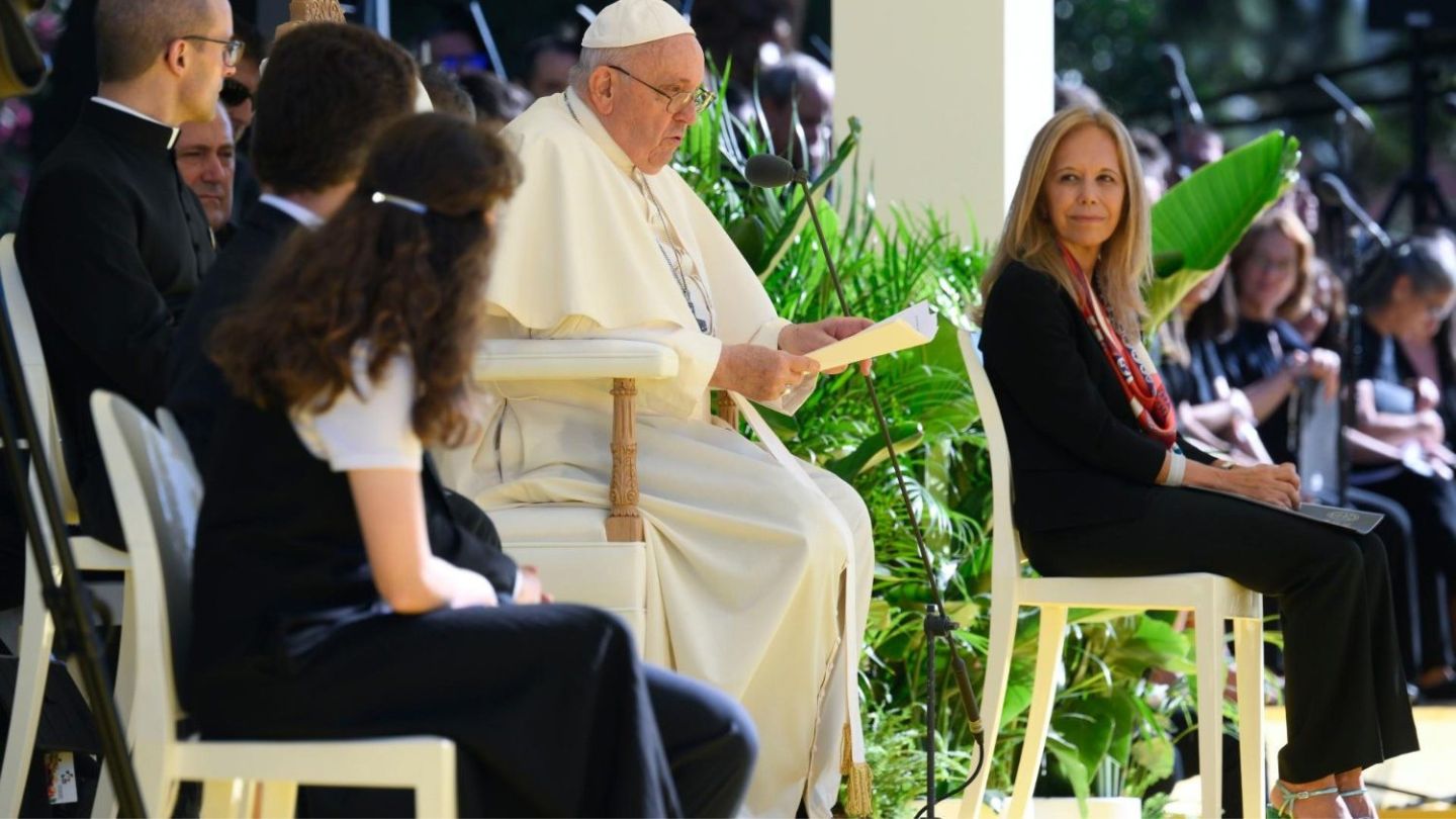 Papa Francesco ai giovani universitari: "Siamo chiamati a un decollo senza il quale non c’è volo"