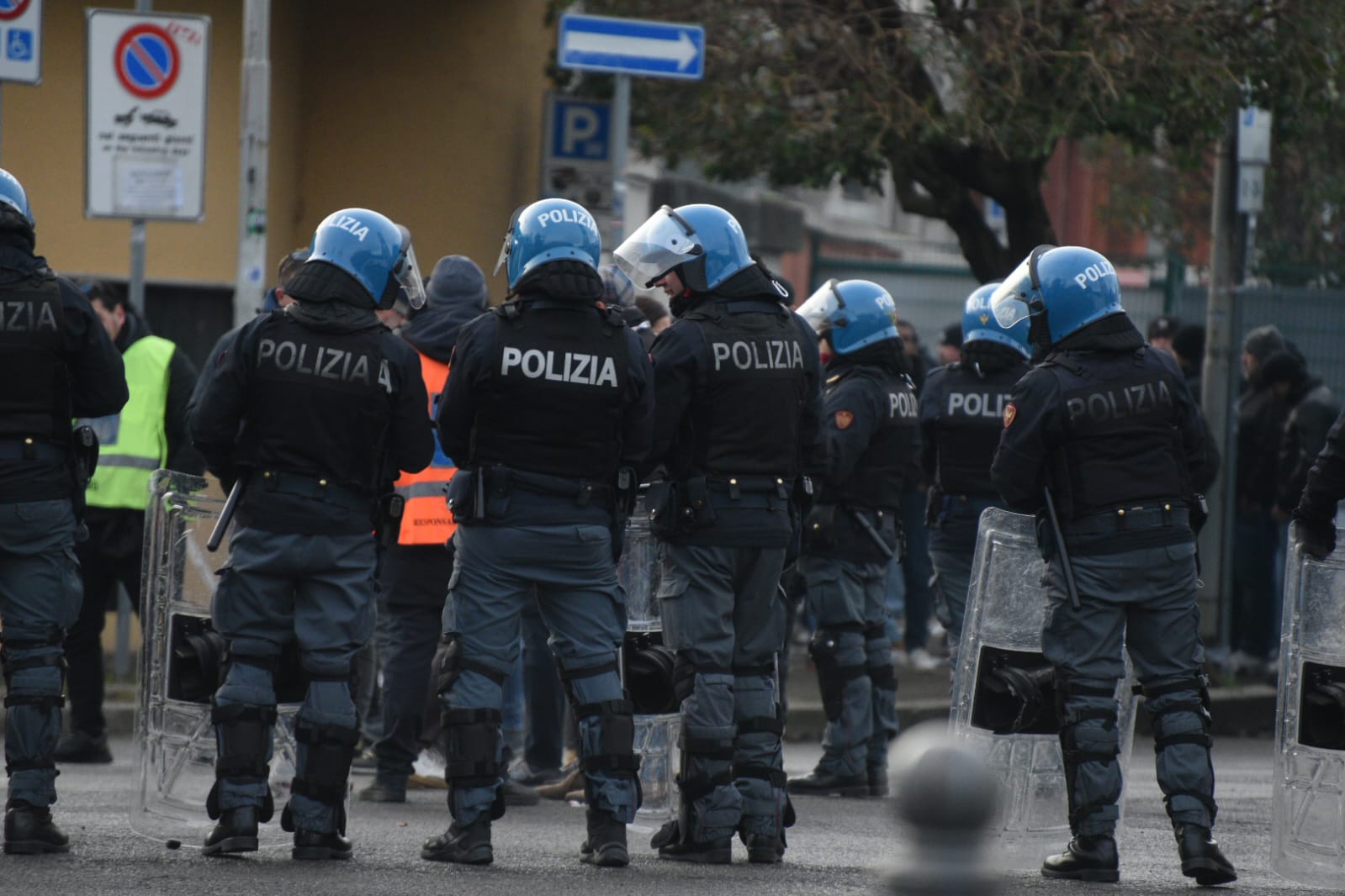 Violenza di polizia, la CEDU condanna l'Italia: agenti senza codici identificativi e indagini affidate ai colleghi