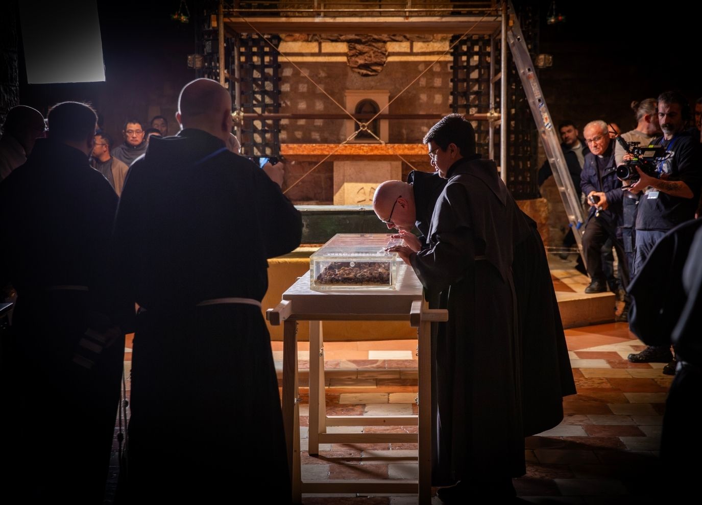 Ochocientos años después: los restos de Francisco expuestos en Asís