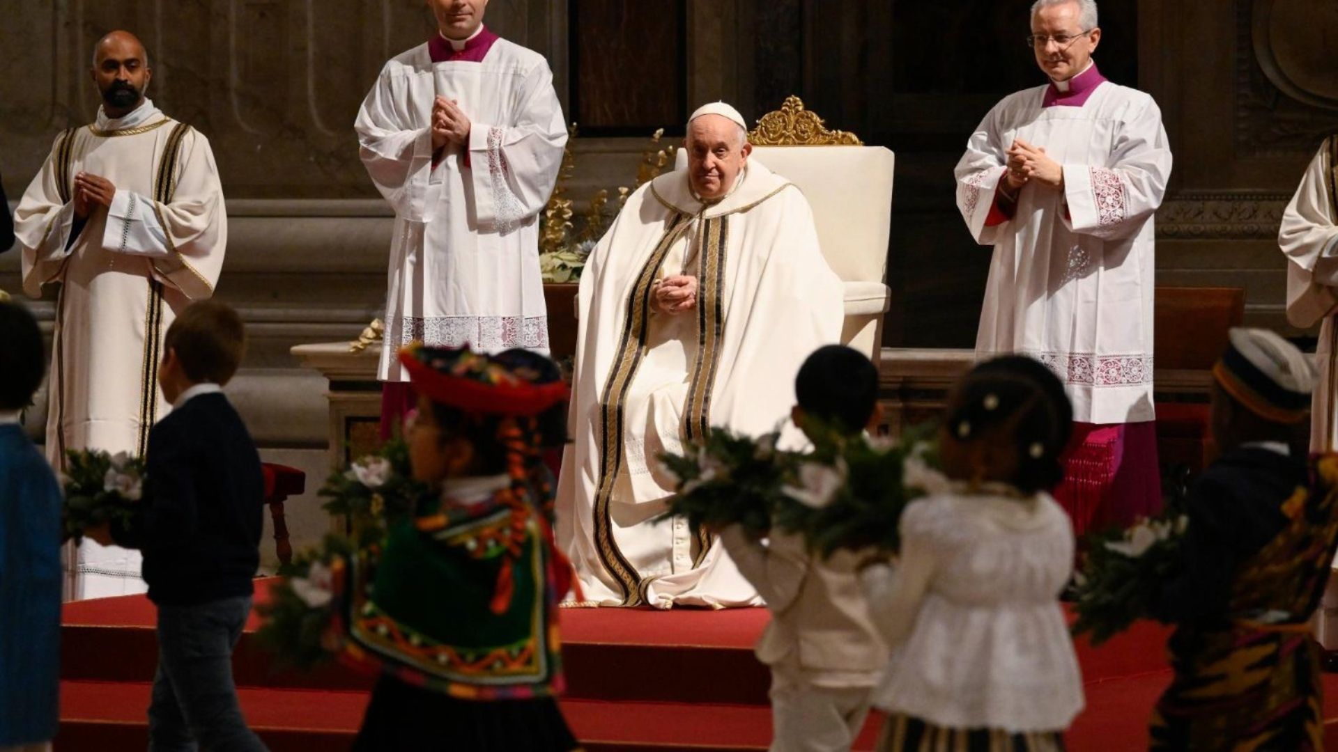 Papa Francesco nella Notte di Natale: «È nel silenzio che Gesù, Parola del Padre, si fa carne nelle nostre vite».