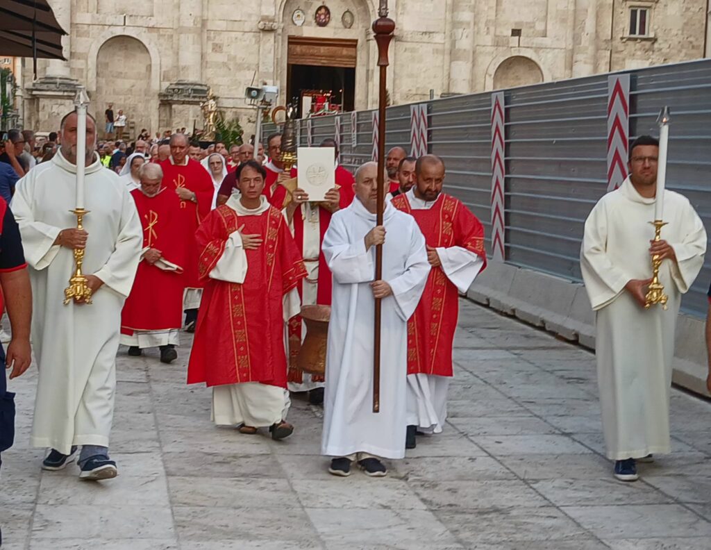 Il paradosso dei vescovi che difendono il diaconato e poi lo svuotano di significato