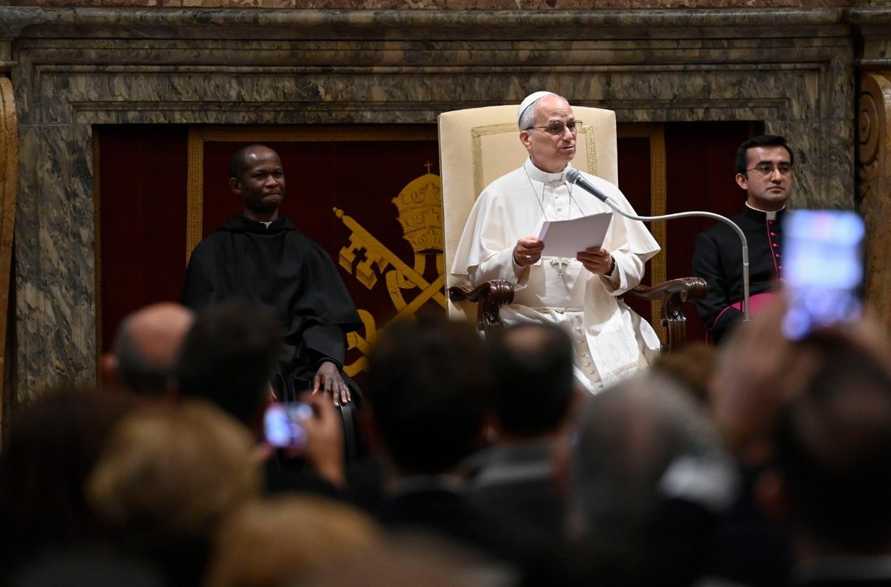 Leone XIV alla Cattedra dell’Accoglienza: «Accogliere significa ricevere, prendere con sé»