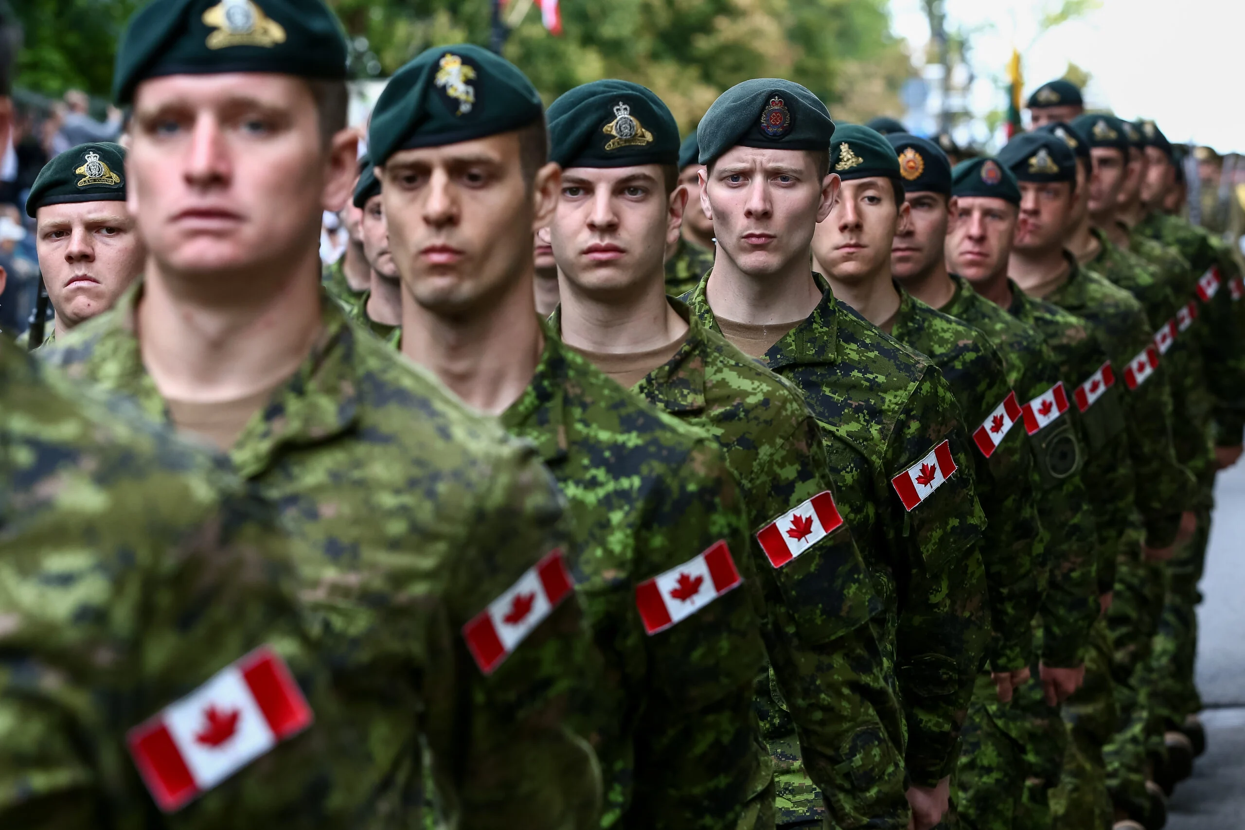Quando la laicità diventa imposizione: Ottawa vieta Dio nelle riflessioni militari
