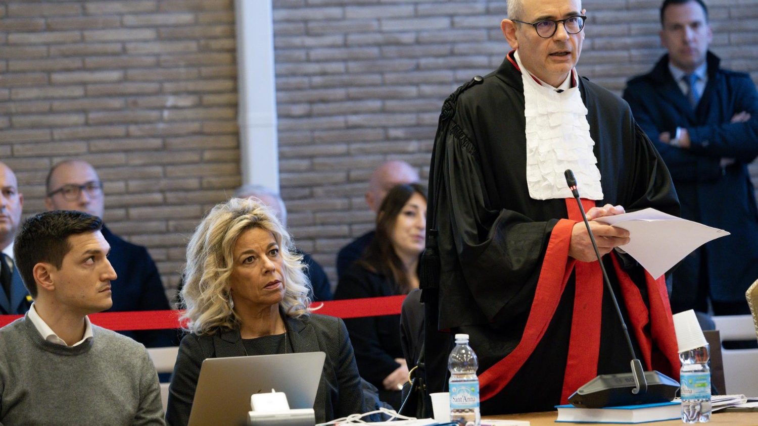 Alloggi senza permesso del Papa? Scatta la maxi multa da 25 mila euro