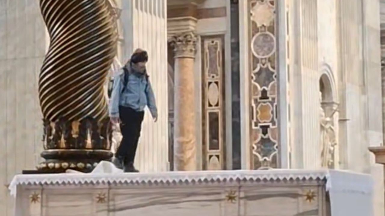 Basilica San Pietro. Sale sull'altare e danneggia i candelieri. Il degrado continua