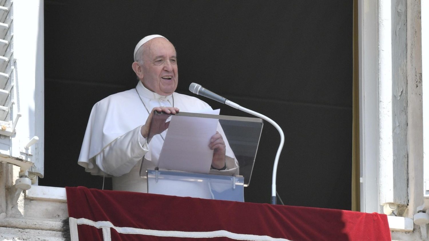 Papa Francesco all'Angelus: «Stiamo attenti alla dittatura del fare!»