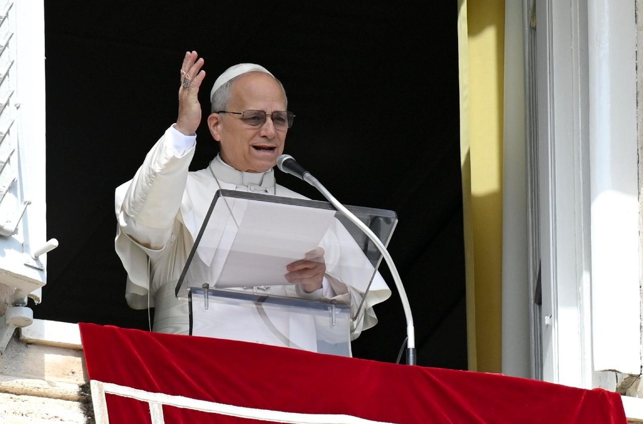 Lunedì dell'Angelo. Leone XIV al Regina Coeli denuncia: «Anche oggi il racconto della verità viene oscurato da fake news, menzogne, allusioni e accuse senza fondamento»