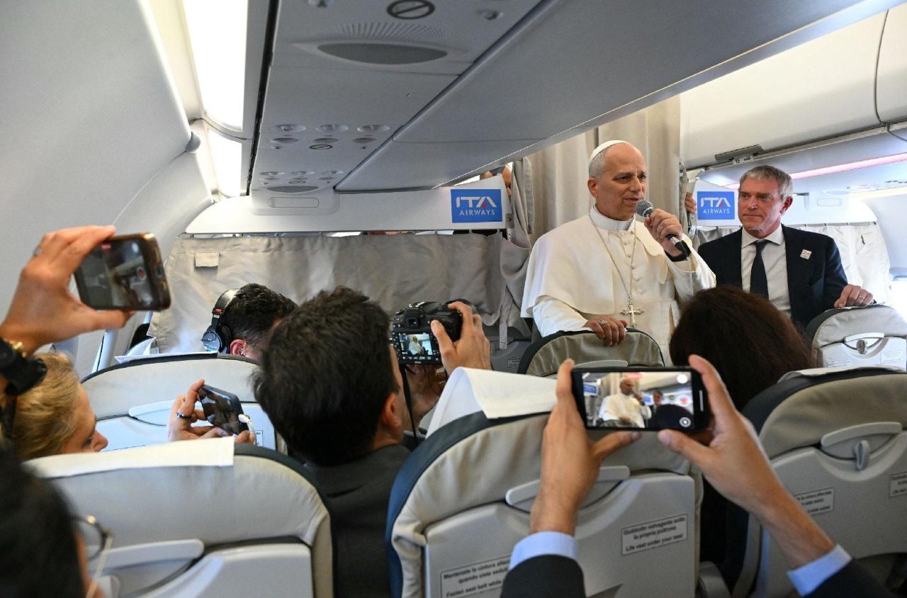 Leo XIV rewrites Francis’s media timing and turns to journalists: the geopolitical bet pivots on the Turkish president