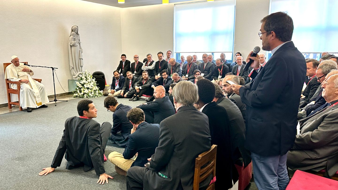 Papa Francesco ai gesuiti portoghesi: «quando una persona è in alto l’unica cosa che mostra è il sedere».