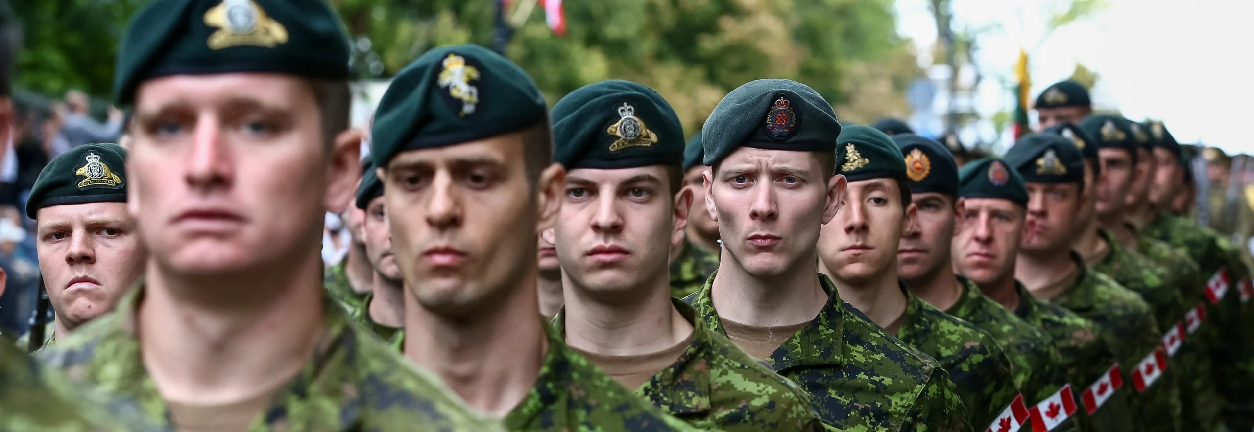 Quando la laicità diventa imposizione: Ottawa vieta Dio nelle riflessioni militari