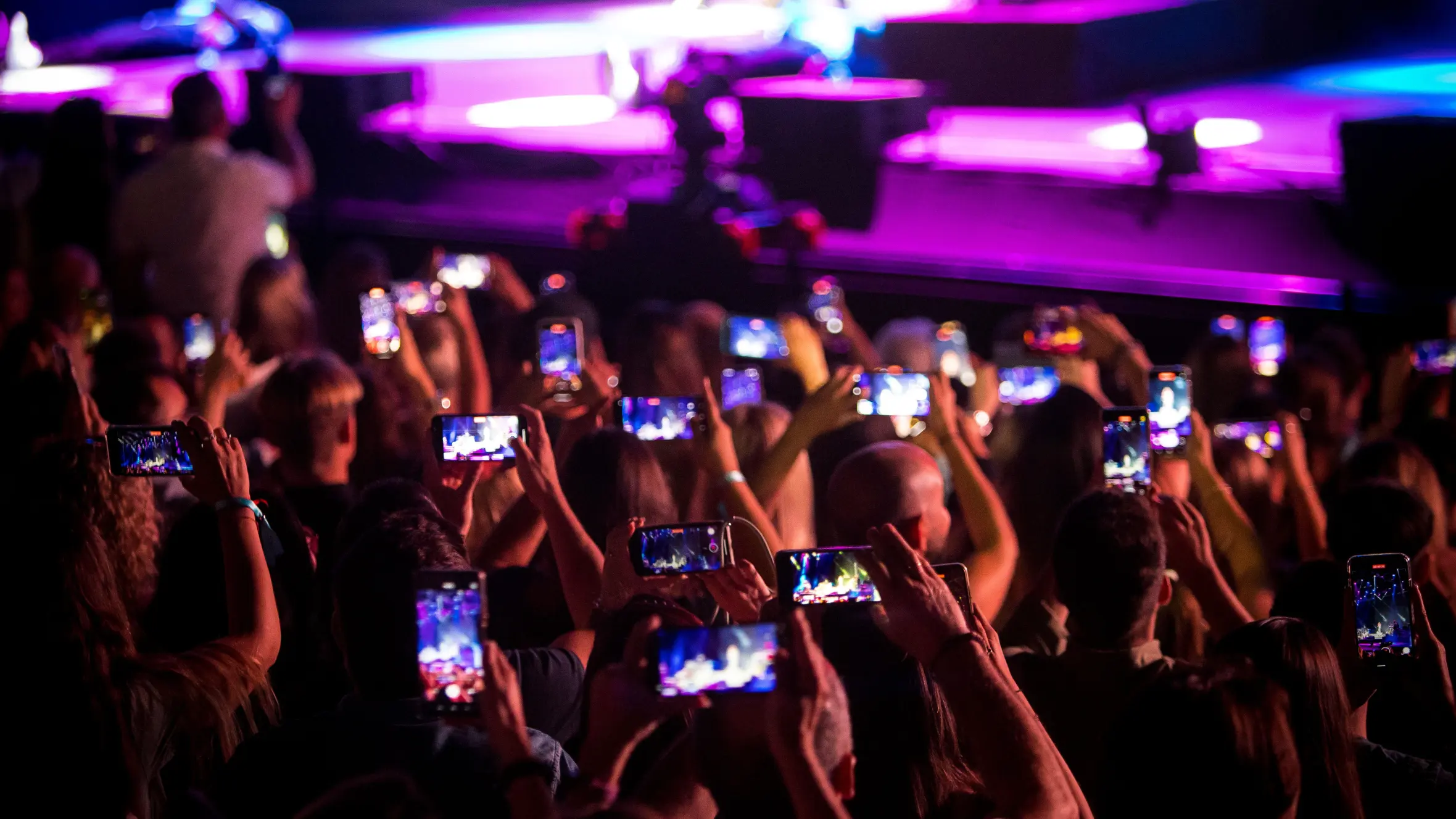 Perché sempre più persone vanno a feste dove i telefoni sono vietati