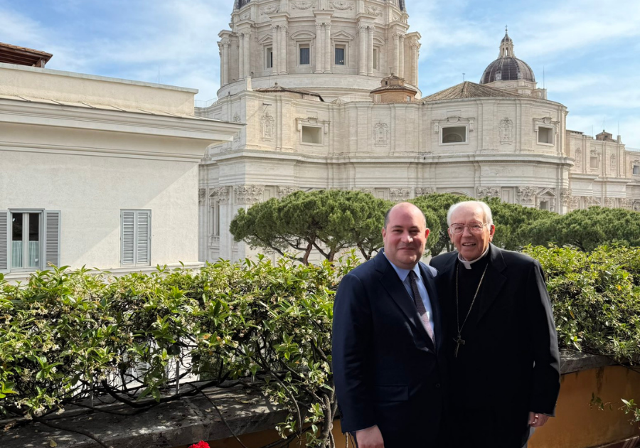 Il piccolo circuito di premi, amicizie e relazioni che gira attorno al Vaticano