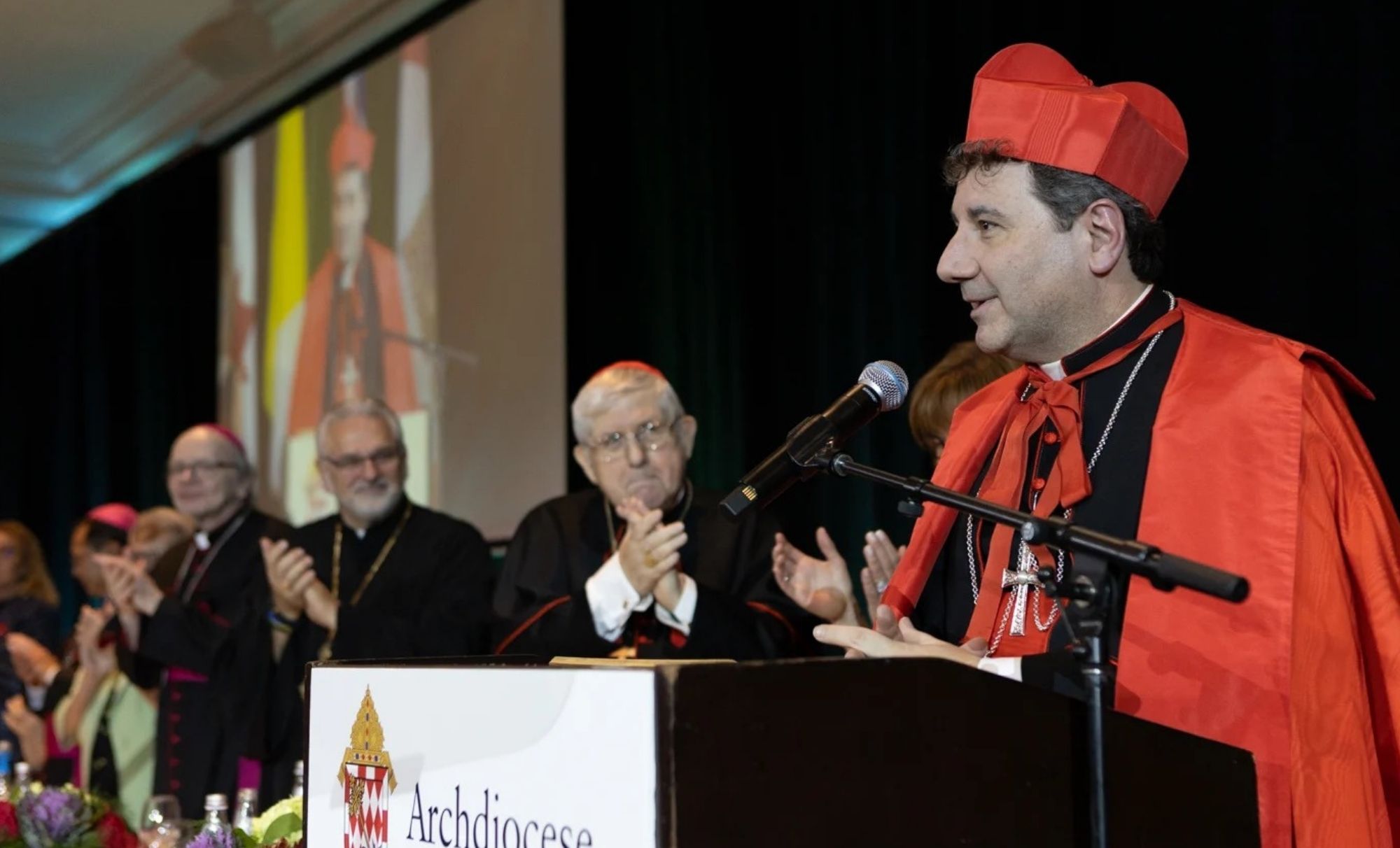 Il mondo si tinge di rosso per la fede: il Canada celebra il Red Wednesday