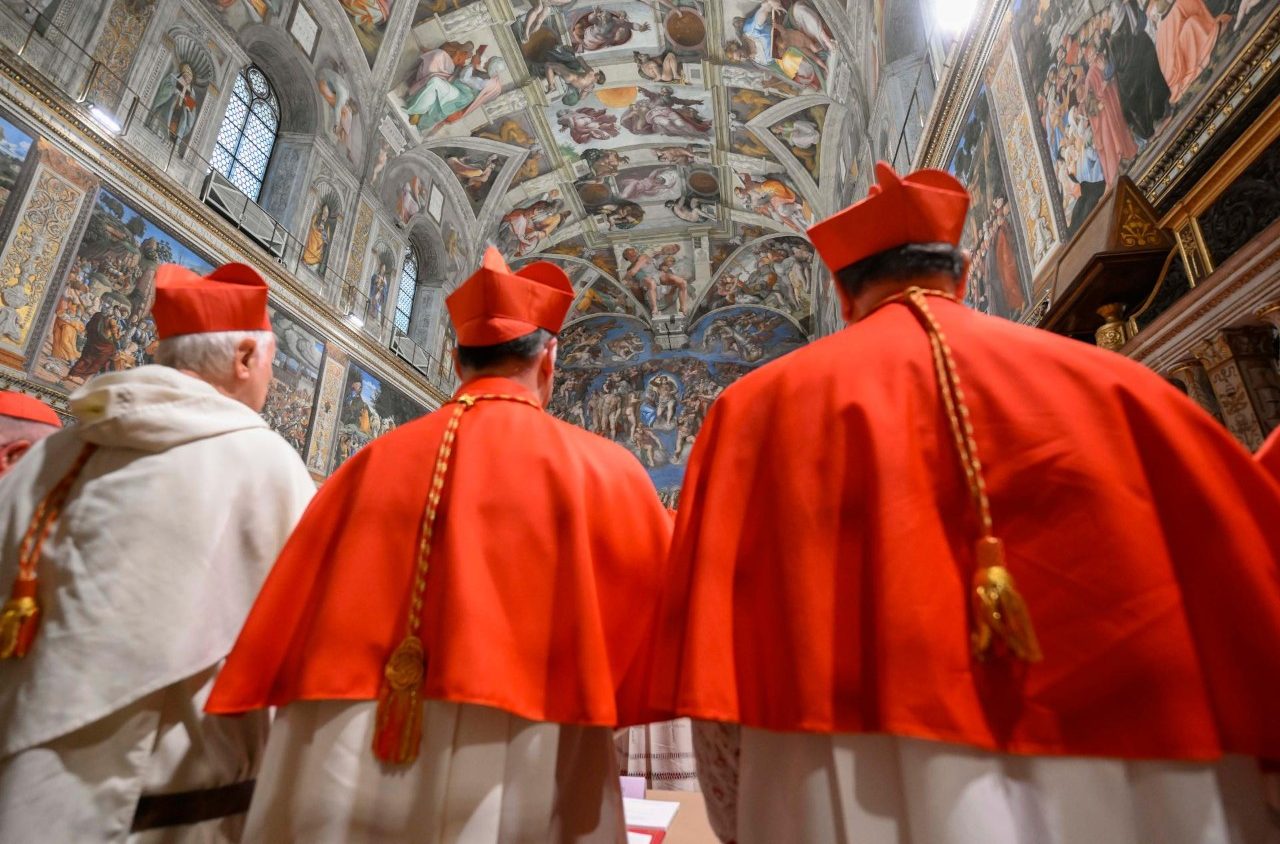 Conclave. Perchè i cardinali avevano vestiti diversi fra loro?