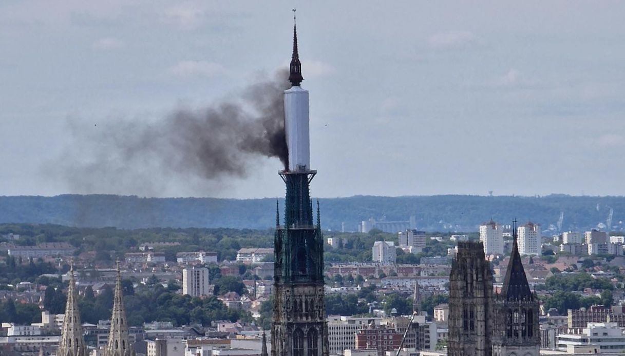 Normandia. A fuoco l'ennesima chiesa cattolica in Francia.