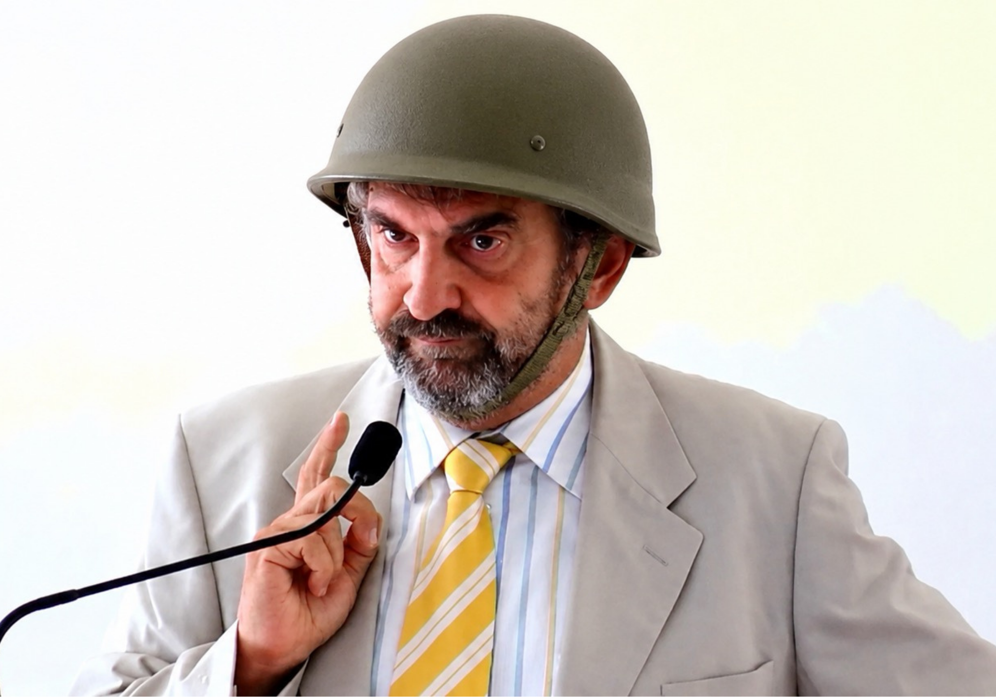 Grillo attacks Bianchi. The boomer treats liturgy like trench warfare