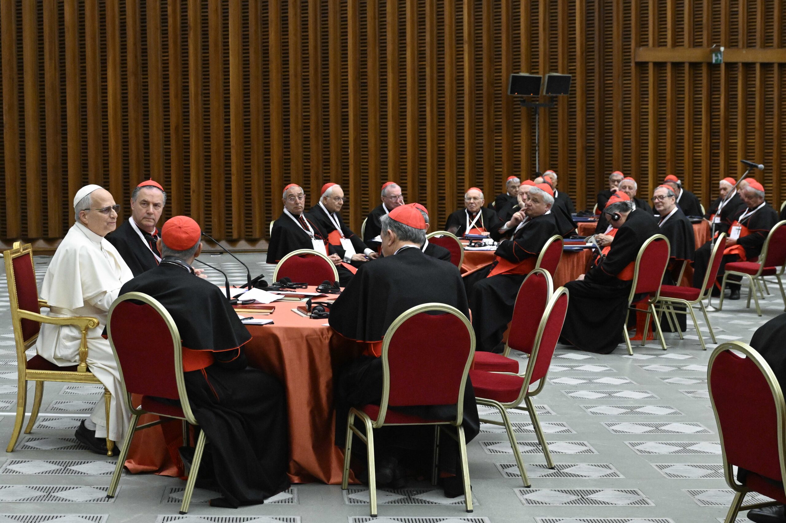Concistoro, lavori in venti gruppi e riservatezza: la lotta dei "tradizionalisti" contro Leone XIV