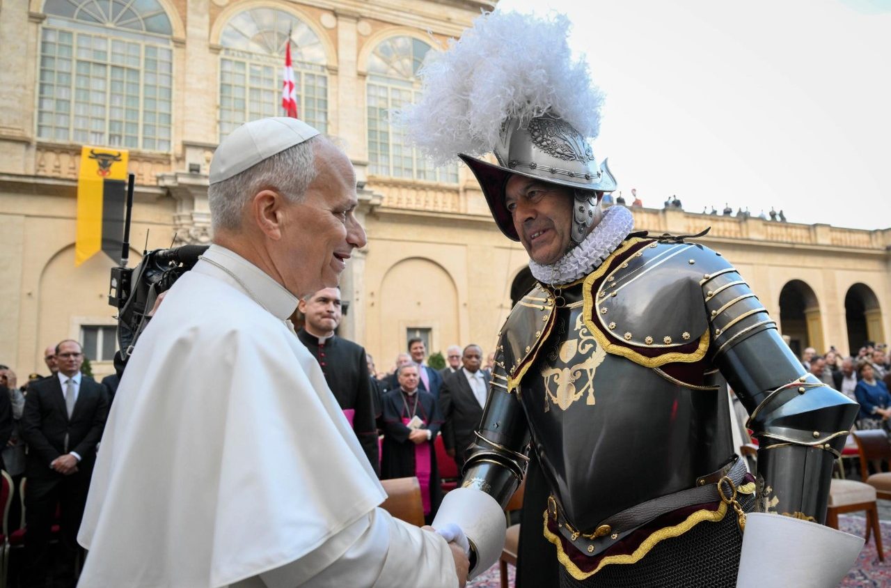 Fine dell’era dei dossier di Bergoglio. Leone XIV riporta al centro la Guardia Svizzera