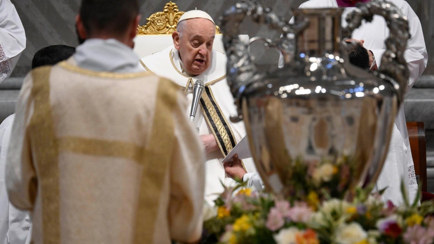 Papa Francesco nella Messa Crismale: «Il Signore ci chiede amore e lacrime per chi è lontano»
