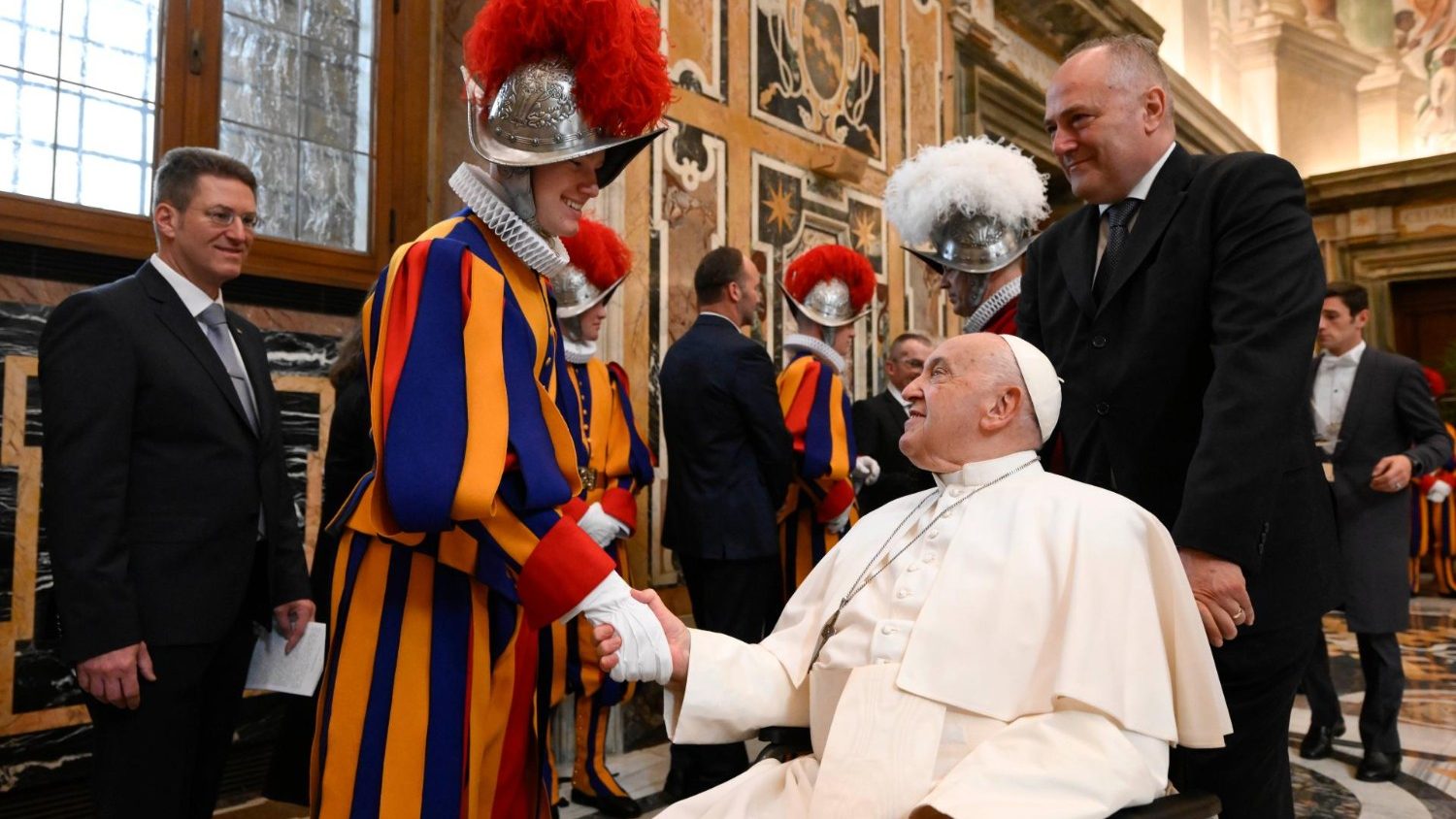 34 uomini giurano fedeltà al Papa. Il Pontefice: «Andate controcorrente»