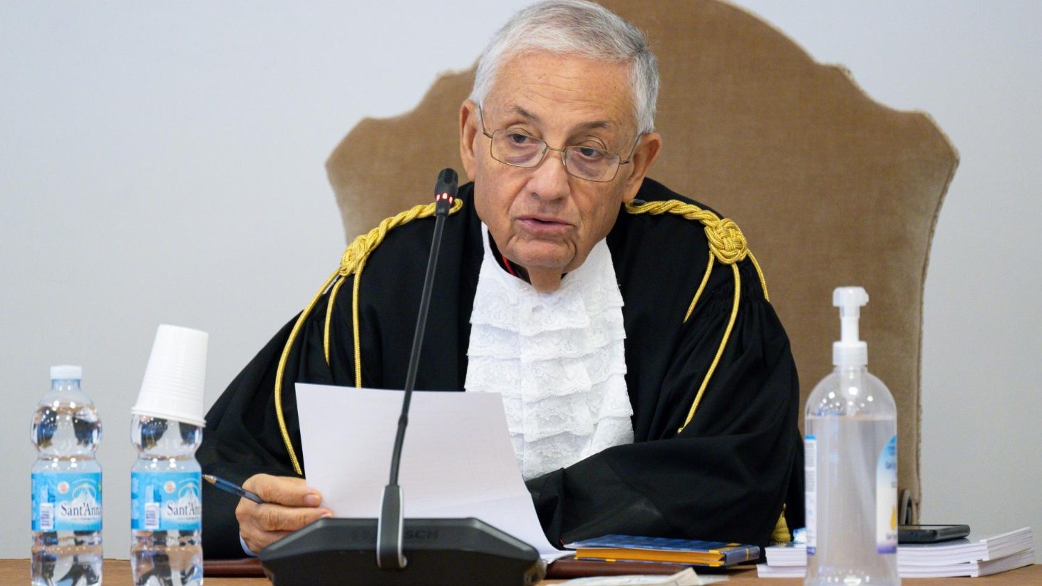Accuse gravissime al Presidente del Tribunale Vaticano. Il Papa lo dimetta!