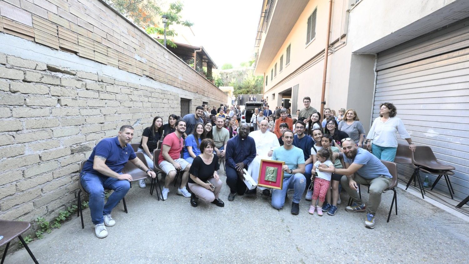 Papa Francesco con alcuni abitanti del quartiere Palmarola
